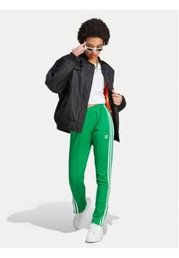 Adidas - adidas Spodnie dresowe adicolor SST IK6601 Zielony Slim Fit. Kolor: zielony. Materiał: bawełna #4