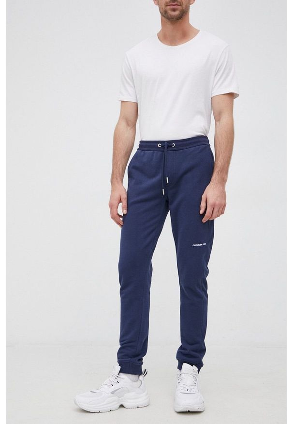Calvin Klein Jeans Spodnie bawełniane J30J319649.PPYY męskie kolor granatowy gładkie. Kolor: niebieski. Materiał: bawełna. Wzór: gładki