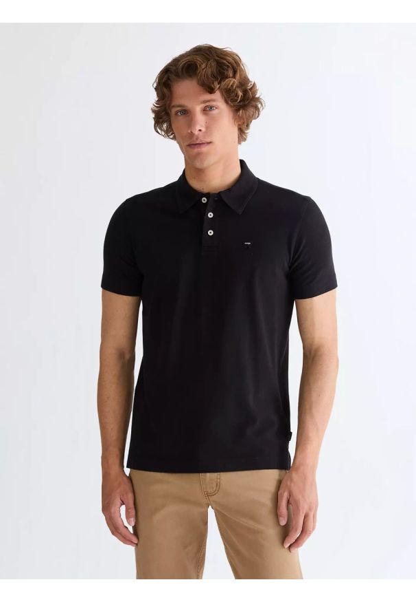 Wrangler - MĘSKA KOSZULKA WRANGLER POLO SHIRT BLACK 112378482. Typ kołnierza: polo