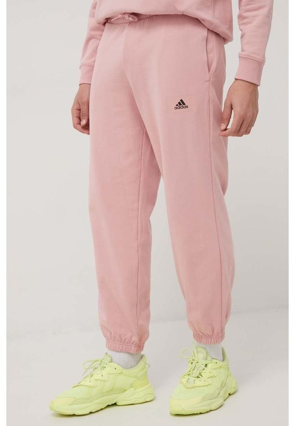 Adidas - adidas spodnie bawełniane HE4340 męskie kolor różowy z nadrukiem. Kolor: różowy. Materiał: bawełna. Wzór: nadruk