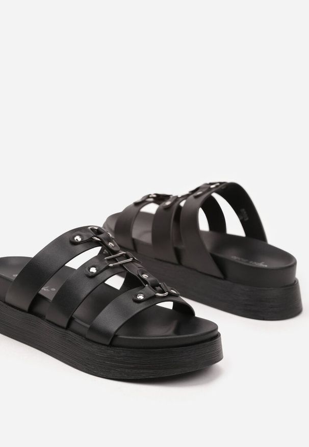 Renee - Czarne Klapki na Platformie z Metalicznymi Aplikacjami Talfitis. Okazja: na co dzień. Kolor: czarny. Materiał: jeans. Wzór: aplikacja. Sezon: lato, wiosna. Obcas: na platformie. Styl: elegancki, casual, street