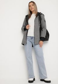 Born2be - Czarna Kurtka o Pudełkowym Kroju z Kapturem Tulavera. Okazja: na co dzień, na spacer. Typ kołnierza: kaptur. Kolor: czarny. Materiał: jeans. Styl: casual #4