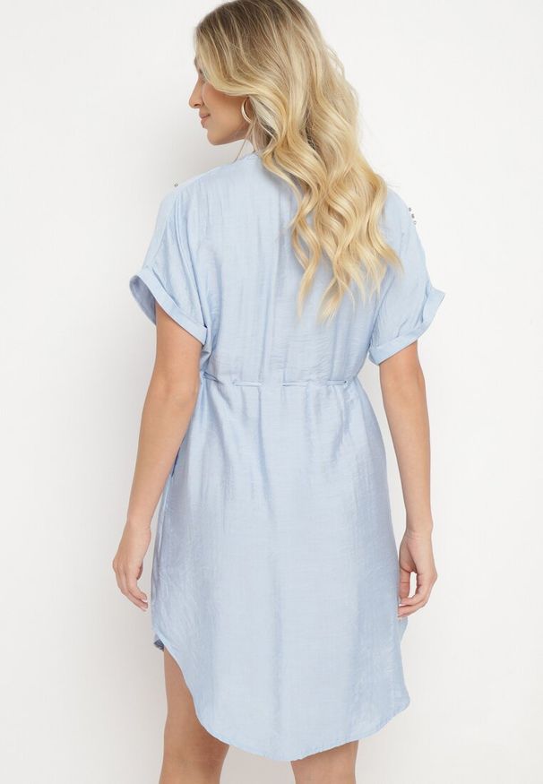 Born2be - Niebieska Pudełkowa Sukienka ze Ściągaczem w Talii Zdobiona Cyrkoniami Pilefia. Typ kołnierza: dekolt w kształcie V. Kolor: niebieski. Długość rękawa: krótki rękaw. Wzór: aplikacja. Styl: elegancki