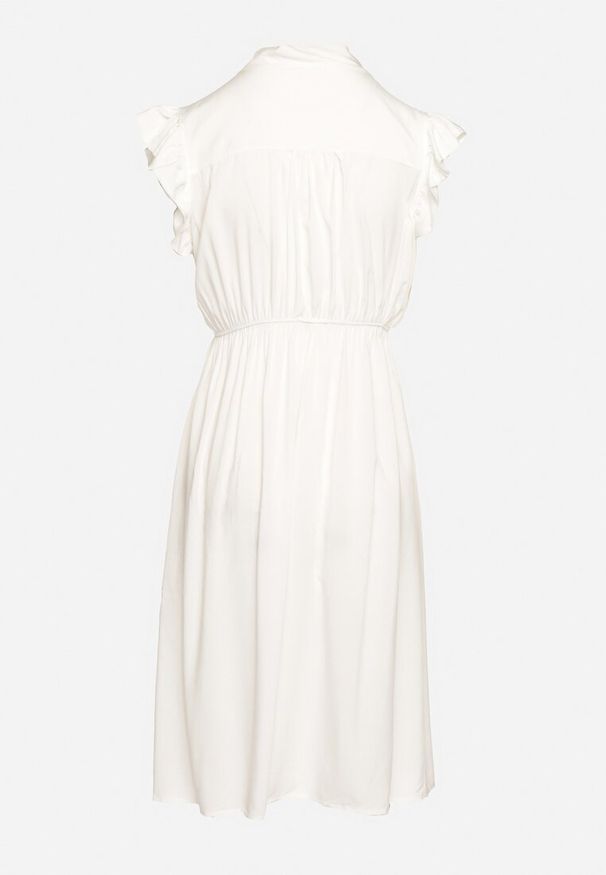 Born2be - Biała Rozkloszowana Sukienka z Wiązanym Dekoltem i Gumką w Pasie Ozdobiona Falbanką Dimonima. Kolor: biały. Materiał: bawełna, wiskoza. Wzór: aplikacja. Typ sukienki: rozkloszowane. Styl: retro, elegancki