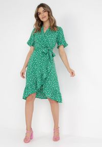 Born2be - Zielona Sukienka Irede. Kolor: zielony. Materiał: materiał, tkanina. Długość rękawa: krótki rękaw. Wzór: kropki. Sezon: lato. Typ sukienki: kopertowe. Styl: klasyczny. Długość: midi #1