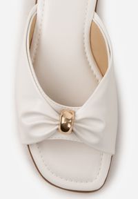 Born2be - Białe Płaskie Klapki z Metaliczną Aplikacją na Marszczonym Pasku Lilaya. Okazja: na co dzień. Kolor: biały. Materiał: len. Wzór: aplikacja. Styl: casual, elegancki #5