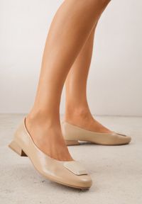 Renee - Beżowe Czółenka w Stylu Retro ze Skórzaną Wkładką Faylina. Okazja: na imprezę. Kolor: beżowy. Materiał: skóra. Obcas: na obcasie. Styl: retro. Wysokość obcasa: niski #9