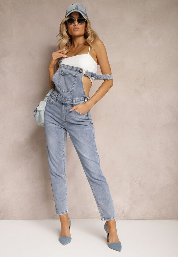 Renee - Niebieskie Jeansy Ogrodniczki High Waist z Bawełną Wykończone Guzikami Calliste. Okazja: na co dzień. Stan: podwyższony. Kolor: niebieski. Materiał: jeans, bawełna. Długość: długie. Wzór: aplikacja. Styl: casual, elegancki