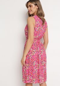 Born2be - Fuksjowa Wiskozowa Sukienka w Kwiaty z Kopertową Górą Nervila. Kolor: różowy. Materiał: wiskoza. Wzór: kwiaty. Typ sukienki: kopertowe #5