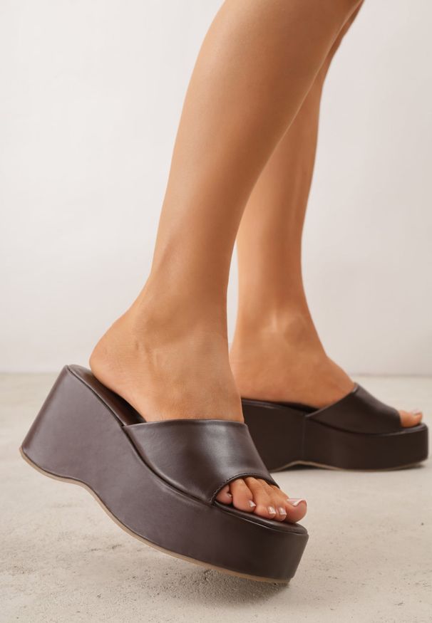 Renee - Brązowe Chunky Klapki na Koturnie i Platformie z Kwadratowym Noskiem Magass. Kolor: brązowy. Sezon: lato. Obcas: na koturnie. Styl: wakacyjny