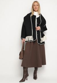 Born2be - Czarna Pudełkowa Kurtka z Ozdobnymi Przeszyciami i Szalikiem Salenalia. Okazja: na co dzień. Kolor: czarny. Materiał: jeans. Styl: casual, elegancki #4