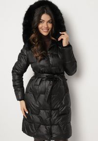 Born2be - Czarna Pikowana Kurtka o Długim Kroju Ozdobiona Paskiem i Odpinanym Futerkiem Milirra. Okazja: na spacer. Kolor: czarny. Materiał: futro. Długość: długie. Wzór: aplikacja. Styl: wizytowy, elegancki #1