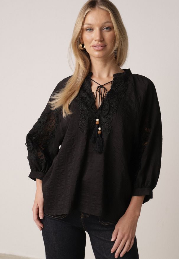 Born2be - Czarna Rustykalna Bluzka z Tencelu Ozdobiona Wiązaniem Koronką i Koralikami Sachi. Okazja: na co dzień. Kolor: czarny. Materiał: koronka. Długość rękawa: długi rękaw. Długość: długie. Wzór: aplikacja, koronka. Styl: casual