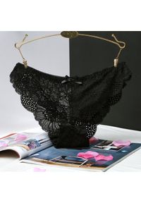 Intica - Figi koronkowe biodrówki z delikatnej koronki Guillermina. Stan: obniżony. Kolor: czarny. Materiał: koronka. Wzór: koronka