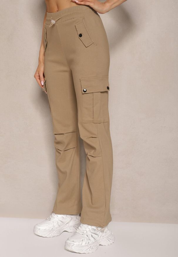 Renee - Ciemnobeżowe Spodnie Cargo z Bawełną High Waist Evianirae. Okazja: na co dzień. Stan: podwyższony. Kolor: beżowy. Materiał: bawełna. Styl: casual