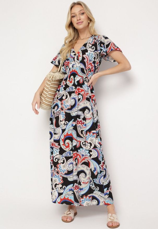 Born2be - Czarna Sukienka Bawełniana Rozkloszowana z Kopertowym Dekoltem we Wzór Paisley Varissa. Typ kołnierza: dekolt w kształcie V. Kolor: czarny. Materiał: bawełna. Długość rękawa: krótki rękaw. Wzór: paisley. Typ sukienki: kopertowe