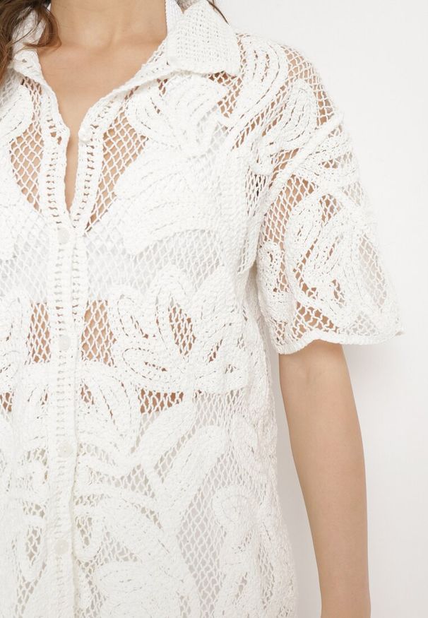 Born2be - Biała Szydełkowa Bluzka z Krótkim Rękawem Anasosine. Kolor: biały. Materiał: tkanina. Długość rękawa: krótki rękaw. Długość: krótkie. Styl: klasyczny