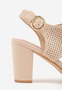 Renee - Ciemnobeżowe Sandały Vices na Słupkowym Obcasie z Ażurową Cholewką i Skórzaną Wkładką Obenea. Nosek buta: otwarty. Zapięcie: pasek. Kolor: beżowy. Materiał: skóra. Wzór: ażurowy. Obcas: na obcasie. Styl: elegancki. Wysokość obcasa: średni #9