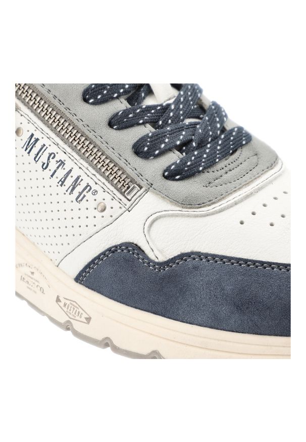 Granatowe Sneakersy Mustang Sportowe Obuwie Męskie. Okazja: na co dzień, na spacer. Zapięcie: zamek. Kolor: biały. Materiał: materiał, skóra ekologiczna. Szerokość cholewki: normalna. Wzór: nadruk. Sport: turystyka piesza