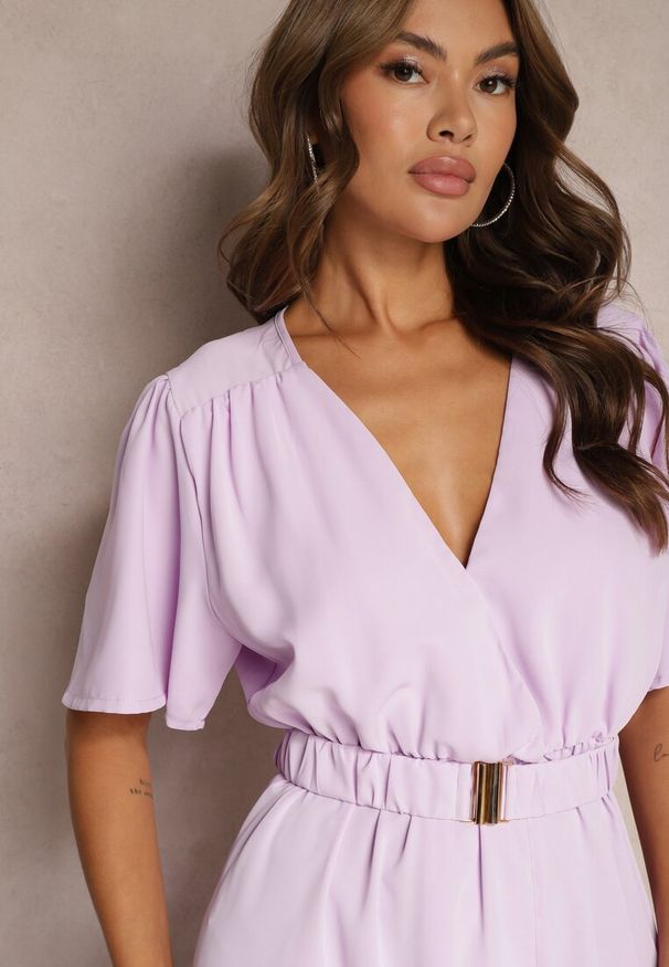 Renee - Jasnofioletowa Rozkloszowana Sukienka z Kopertowym Dekoltem z Bawełną Gumką w Pasie i Paskiem Isvia. Okazja: na imprezę, na co dzień. Typ kołnierza: dekolt w kształcie V, dekolt kopertowy. Kolor: fioletowy. Materiał: bawełna. Długość rękawa: krótki rękaw. Typ sukienki: kopertowe. Styl: casual