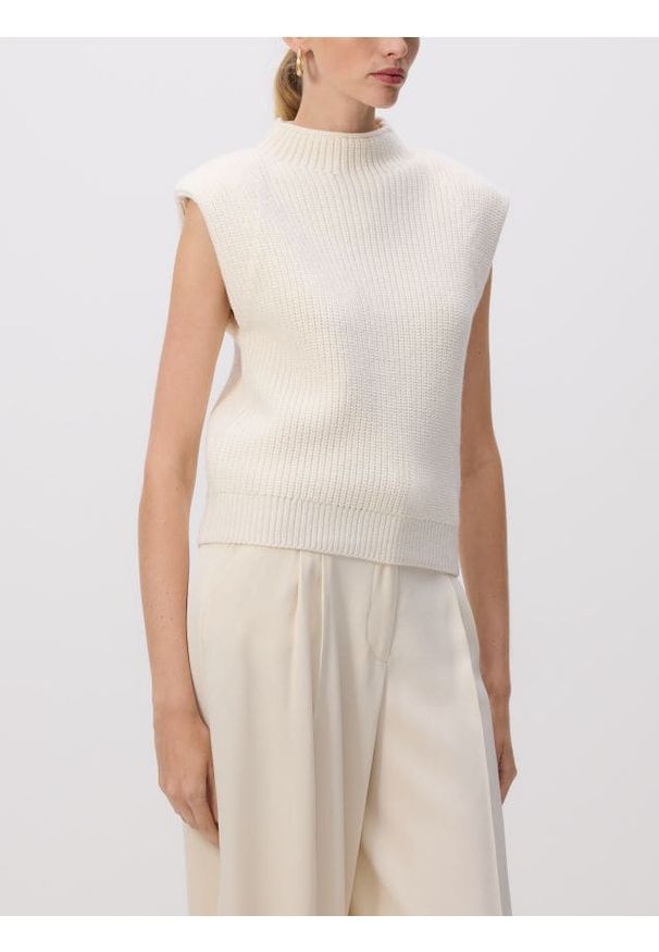 Reserved - Kamizelka z poduszkami na ramionach - złamana biel. Materiał: dzianina, bawełna