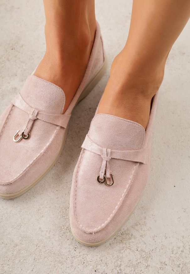 Renee - Różowe Mokasyny z Imitacji Zamszu Zdobione Zawieszką i Przeszyciem Aezoris. Okazja: na co dzień. Kolor: różowy. Materiał: zamsz. Wzór: aplikacja. Styl: casual, elegancki