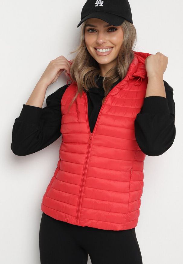 Born2be - Czerwona Pikowana Kamizelka na Suwak z Kieszeniami i Odpinanym Kapturem Arsalna. Okazja: na co dzień. Typ kołnierza: golf. Kolor: czerwony. Materiał: jeans. Styl: casual, elegancki, klasyczny