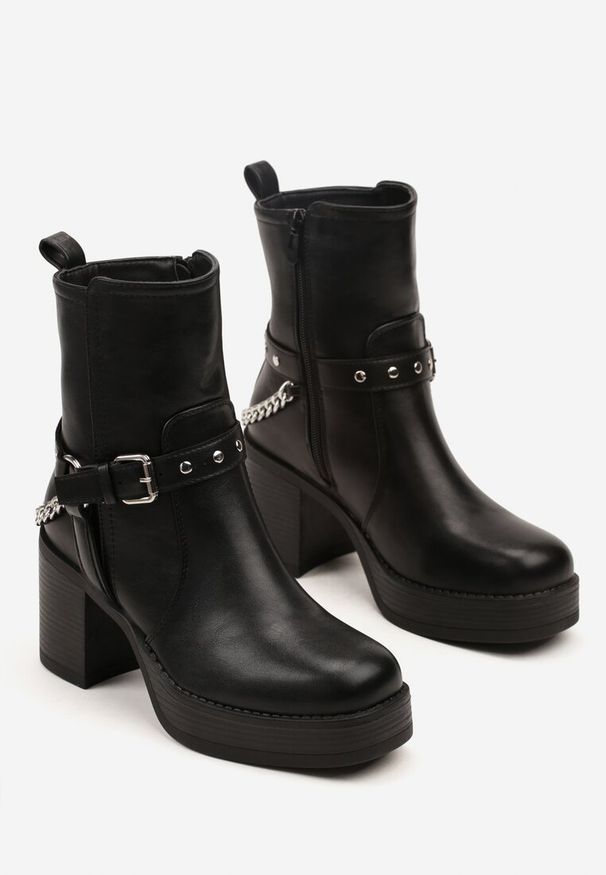 Born2be - Czarne Botki na Słupku z Ozdobnym Łańcuszkiem i Paskiem z Klamerką Calmerre. Zapięcie: pasek. Kolor: czarny. Materiał: skóra, jeans. Obcas: na słupku. Styl: klasyczny