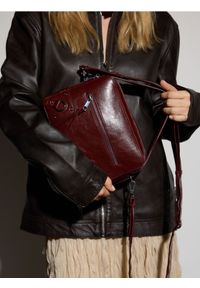 Reserved - Torebka kuferek z metalowymi detalami - bordowy. Kolor: czerwony. Materiał: skórzane #1
