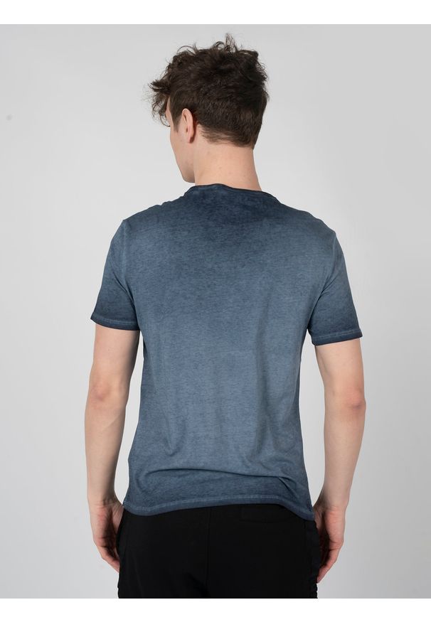 Guess T-Shirt "Patch" | X3GI08KAK90 | Mężczyzna | Niebieski. Okazja: na co dzień. Kolor: niebieski. Materiał: bawełna. Wzór: aplikacja. Styl: elegancki, casual, klasyczny