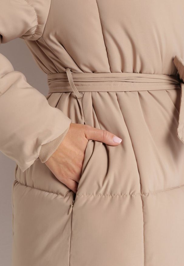 Born2be - Beżowa Pikowana Kurtka Płaszcz za Kolano z Wiązanym Paskiem Opiedsse. Kolor: beżowy