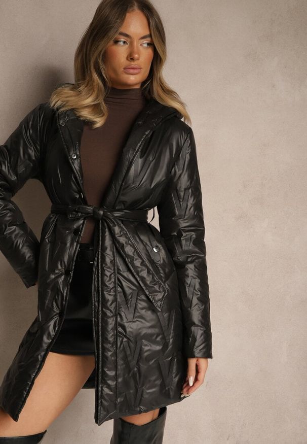 Renee - Czarna Pikowana Kurtka z Kapturem i Wiązanym Paskiem Elladie. Okazja: na co dzień. Typ kołnierza: kaptur. Kolor: czarny. Materiał: jeans, dzianina. Styl: casual