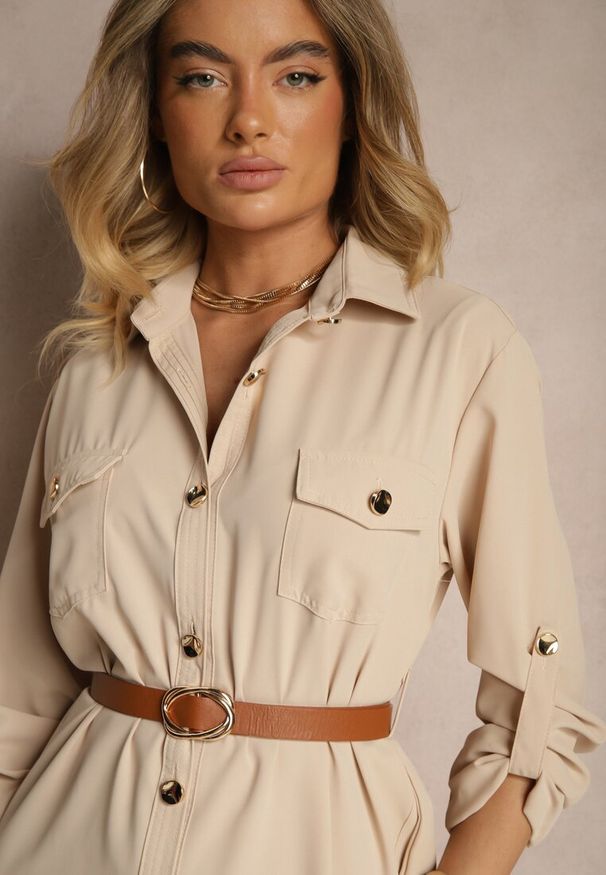 Renee - Beżowa Koszulowa Sukienka Ozdobiona Paskiem i Rękawem z Regulacją Esaviona. Okazja: na co dzień. Kolor: beżowy. Materiał: jeans. Wzór: aplikacja. Typ sukienki: koszulowe. Styl: casual, elegancki
