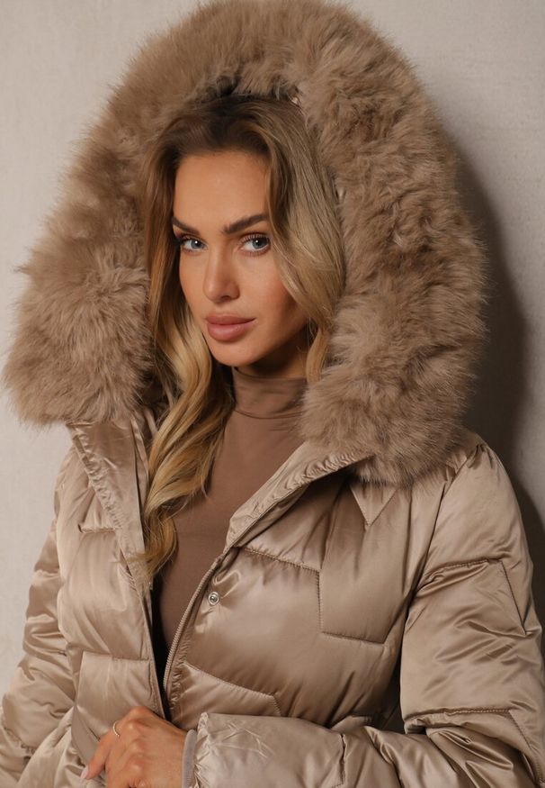 Renee - Beżowa Długa Kurtka Pikowana z Odpinanym Kołnierzem i Paskiem Rinarella. Okazja: na co dzień. Kolor: beżowy. Materiał: jeans. Długość: długie. Sezon: zima. Styl: elegancki, casual