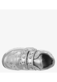 Casu - Srebrne buty sportowe z perełkami ze skórzaną wkładką na rzep casu p-270. Zapięcie: rzepy. Kolor: srebrny. Materiał: skóra #1
