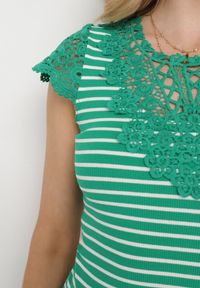 Born2be - Zielony Bawełniany T-shirt z Prążkowanej Dzianiny Ozdobiony Koronką Liasilo. Kolor: zielony. Materiał: bawełna, dzianina, prążkowany, koronka. Wzór: aplikacja, koronka. Sezon: lato #3