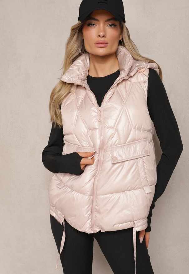 Renee - Jasnoróżowa Pikowana Kamizelka z Troczkami i Odpinanym Kapturem Arrelarra. Okazja: na co dzień, na spacer. Kolor: różowy. Materiał: jeans. Styl: klasyczny, sportowy, casual, elegancki