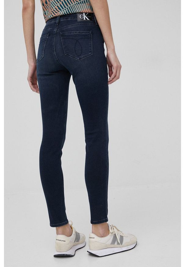 Calvin Klein Jeans jeansy damskie medium waist. Kolor: niebieski