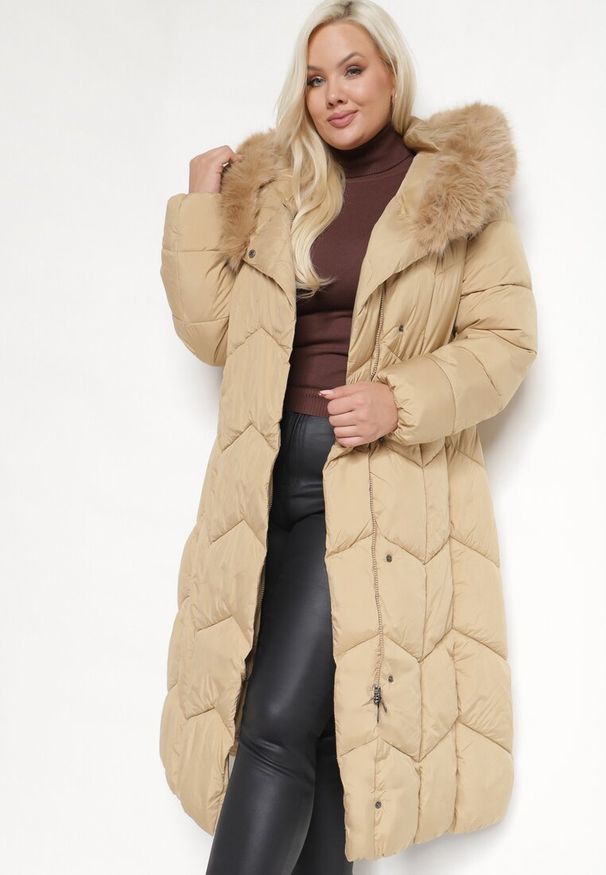 Born2be - Jasnobeżowa Zimowa Kurtka Pikowana z Kapturem z Odpinanym Futrem i Wiązanym Paskiem Kalirra. Typ kołnierza: kaptur. Kolekcja: plus size. Kolor: beżowy. Materiał: futro. Długość rękawa: długi rękaw. Długość: długie. Sezon: zima. Styl: elegancki, klasyczny