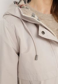 Born2be - Jasnobeżowa Kurtka Parka z Kapturem i Kieszeniami z Możliwością Ściągnięcia w Talii Kailisse. Okazja: na co dzień. Typ kołnierza: kaptur. Kolor: beżowy. Materiał: jeans. Styl: casual, klasyczny #6