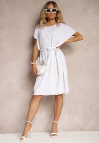 Renee - Biała Pudełkowa Sukienka Wiązana w Talii Junolia. Okazja: na co dzień. Kolor: biały. Styl: klasyczny, elegancki, casual