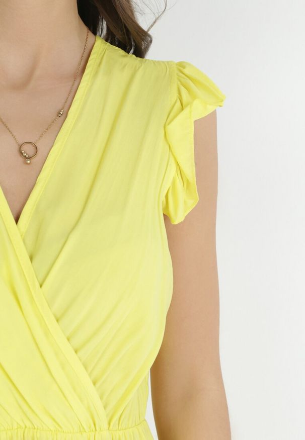 Born2be - Żółta Wiskozowa Sukienka Mini z Gumką w Talii i Kopertowym Dekoltem Yalemena. Kolor: żółty. Materiał: wiskoza. Sezon: wiosna, lato. Typ sukienki: kopertowe. Długość: mini