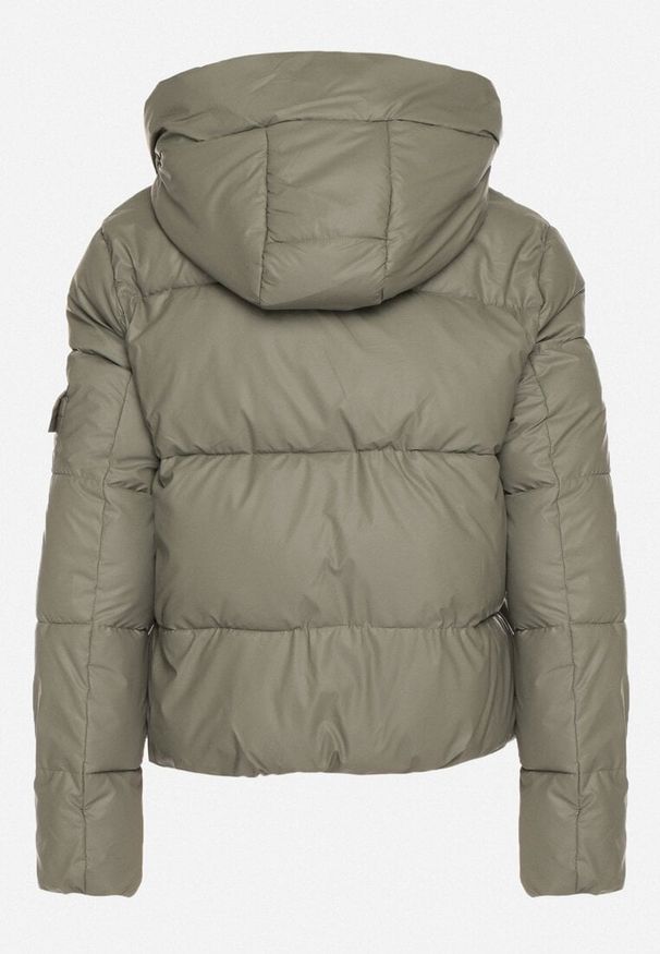 Born2be - Zielona Pikowana Kurtka Puffer z Kapturem i Ozdobnymi Taśmami Relania. Okazja: na spacer, na co dzień. Typ kołnierza: kaptur. Kolor: zielony. Materiał: poliester, dzianina, skóra. Styl: casual