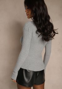 Renee - Szary Prążkowany Sweter z Bawełną Ozdobiony Cyrkoniami Romila. Okazja: na co dzień, na imprezę. Kolor: szary. Materiał: prążkowany, bawełna. Długość rękawa: długi rękaw. Długość: długie. Wzór: aplikacja. Styl: klasyczny, casual, elegancki #2