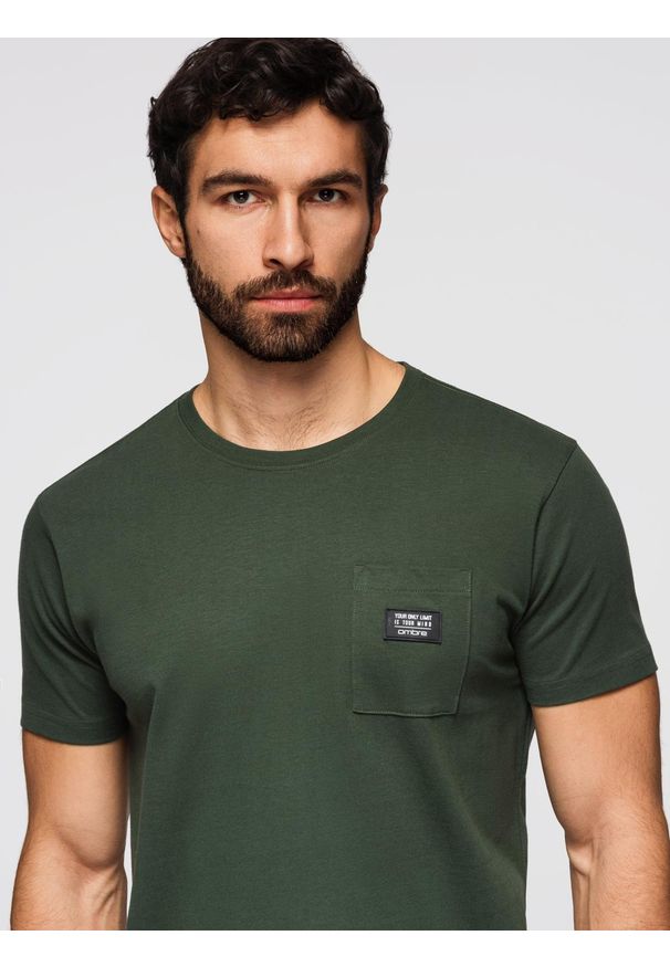 Ombre Clothing - Casualowy męski t-shirt z naszywką na kieszeni – ciemnooliwkowy V4. Okazja: na co dzień. Kolor: oliwkowy. Materiał: skóra, bawełna, guma, jersey. Wzór: aplikacja. Styl: casual