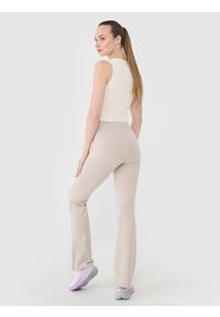 4f - 4F Legginsy z rozszerzanymi nogawkami damskie - beżowe S. Okazja: na co dzień. Stan: podwyższony. Kolor: beżowy. Materiał: dzianina, guma, bawełna, jersey, materiał, elastan. Długość: długie. Wzór: gładki, ze splotem, jednolity. Styl: sportowy, casual
