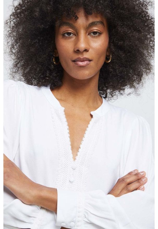 medicine - Medicine bluzka damska kolor biały z aplikacją. Kolor: biały. Materiał: koronka. Długość rękawa: długi rękaw. Długość: długie. Wzór: aplikacja