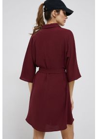 JDY Sukienka kolor bordowy mini oversize. Kolor: czerwony. Materiał: tkanina. Długość rękawa: krótki rękaw. Wzór: gładki. Typ sukienki: oversize. Długość: mini #4