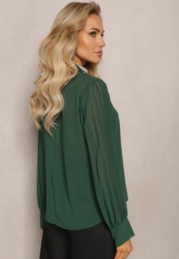 Renee - Ciemnozielona Bluzka z Wiązaniem wokół Szyi i Plisowanym Rękawem Henokia. Kolor: zielony. Styl: elegancki
