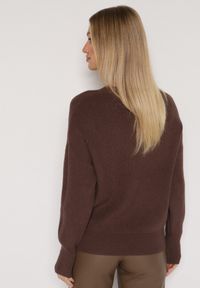 Born2be - Brązowy Sweter z Domieszką Kaszmiru z Dekoltem w Serek Feralaine. Okazja: na co dzień, na spotkanie biznesowe. Typ kołnierza: dekolt w serek. Kolor: brązowy. Materiał: kaszmir. Styl: biznesowy, klasyczny, casual, elegancki #4